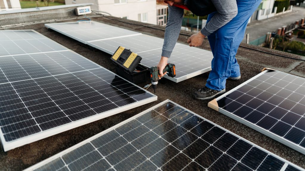 Halterungssysteme für Solarpanels auf Flachdächern